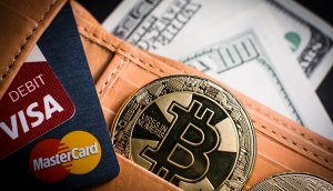 Portemonnaie mit Bitcoin-Münze und Kreditkarten von Visa und Mastercard