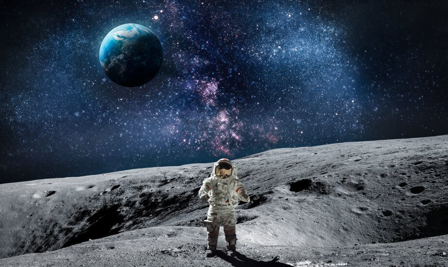 Moonshot: Bitcoin-Kurs bald bei 20.000 US-Dollar? Ein Astronaut der auf dem Mond steht, im Hintergrund die Erde