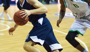 basketball spieler, die gerade basketball spielen