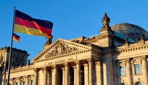 Parlament von Deutschland mit deutsche Flagge