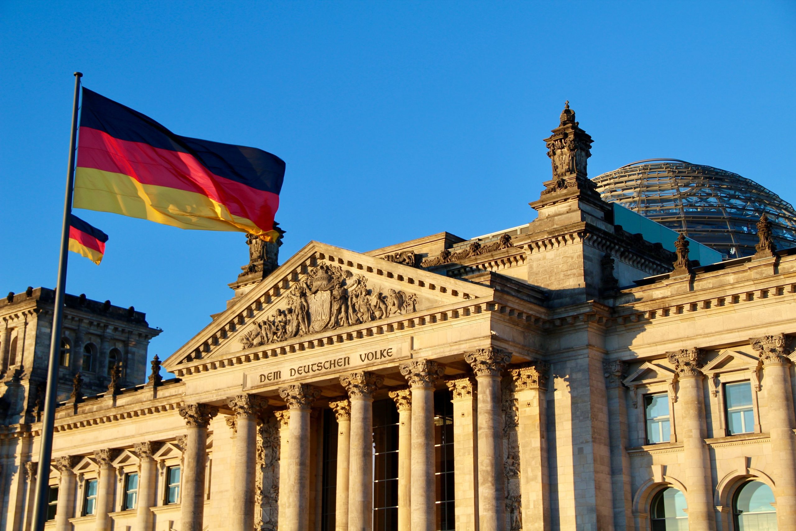 Parlament von Deutschland mit deutsche Flagge