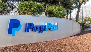 PayPal Schriftzug im Freien