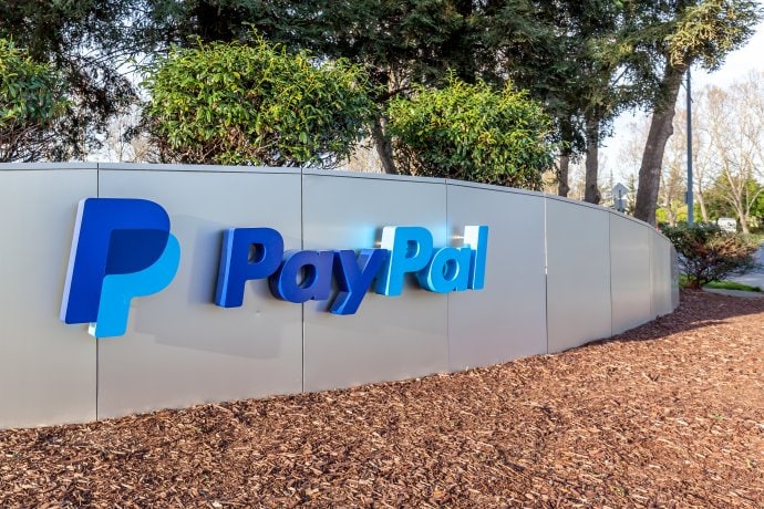 PayPal Schriftzug im Freien