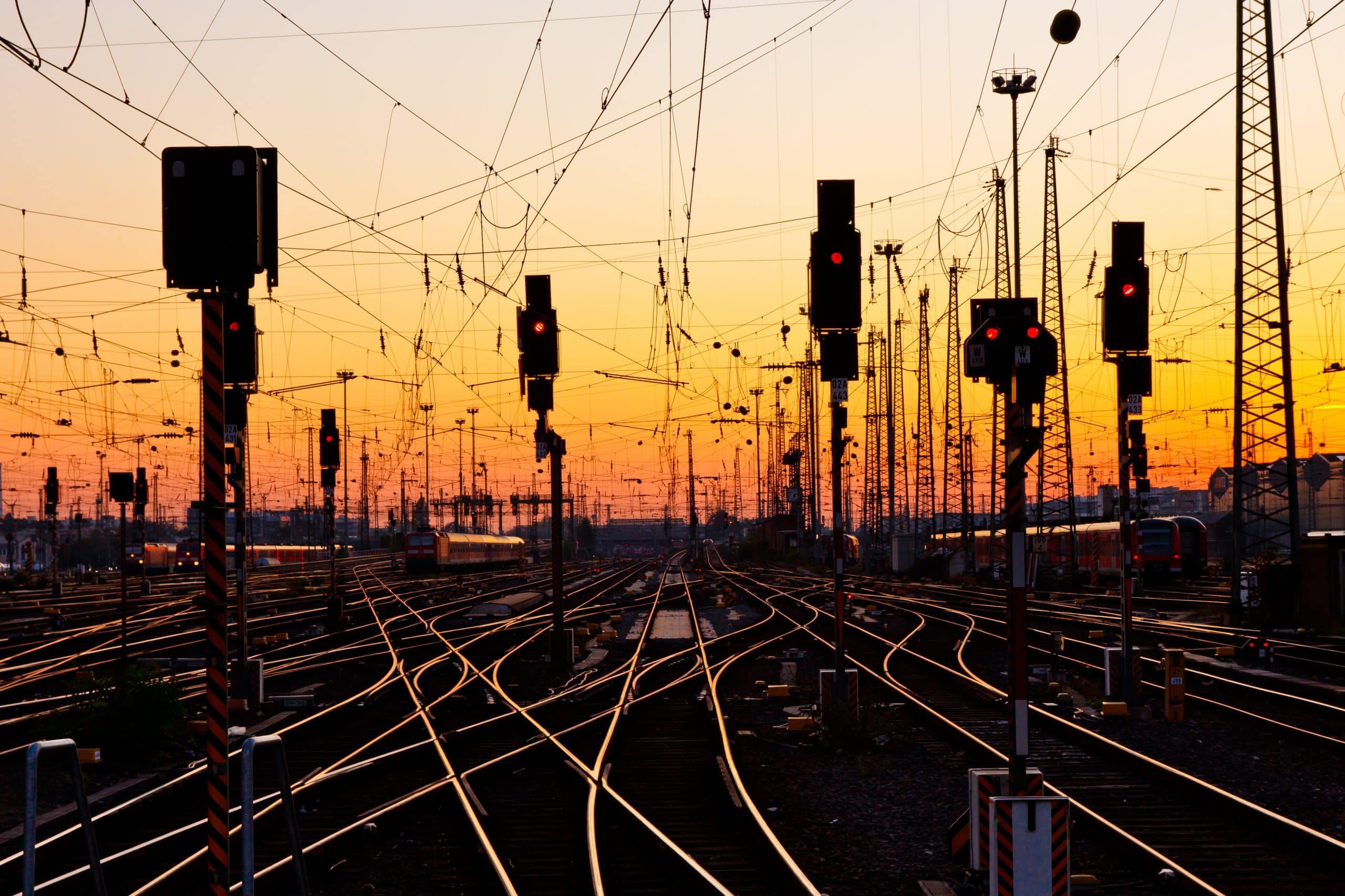 schienennetz-vor-sonnenuntergang