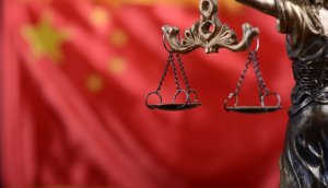 Justitia vor chinesischer Flagge