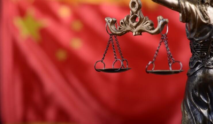 Justitia vor chinesischer Flagge