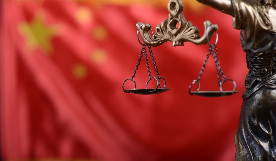 Made in China: Gerichtliche Siegel auf Blockchain-Basis Justitia vor chinesischer Flagge
