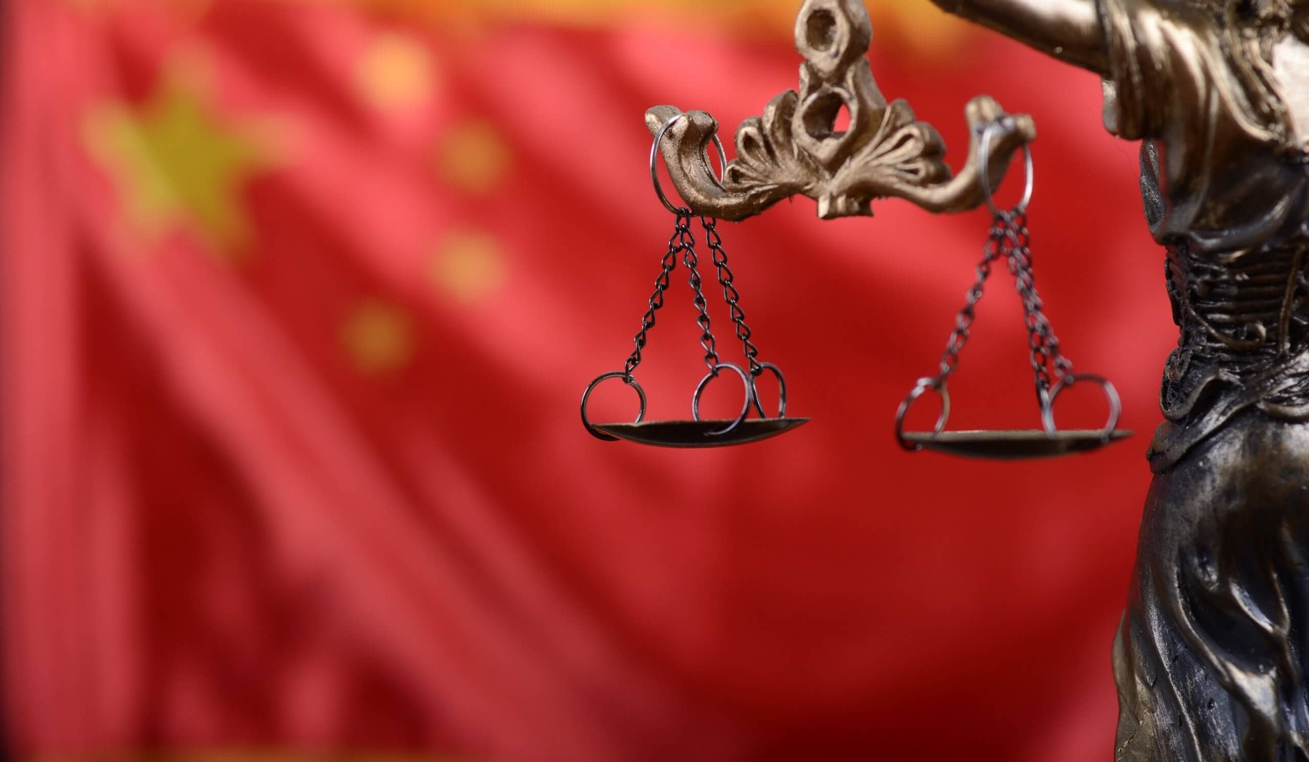 Justitia vor chinesischer Flagge