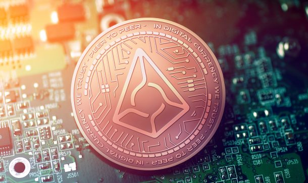 Upgrade: Prediction-Platform Augur (REP) startet Version 2 glänzende Kupfer-AUGUR-Kryptowährungsmünze auf unscharfem Motherboard-Hintergrund
