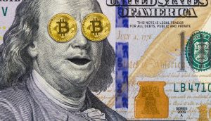 Bitcoin-Münzen auf Benjamin Franklins Gesicht.