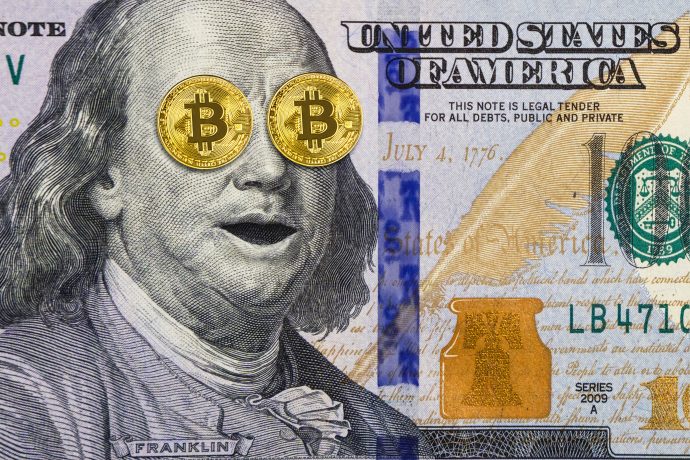 Bitcoin-Münzen auf Benjamin Franklins Gesicht.