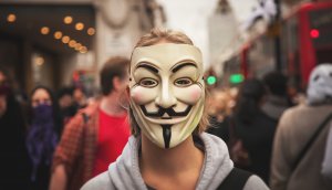 Aktivist mit Guy-Fawkes-Maske.