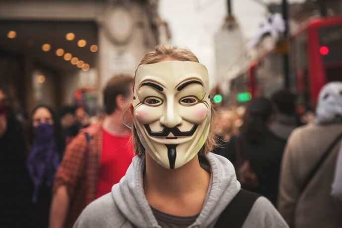 Aktivist mit Guy-Fawkes-Maske.