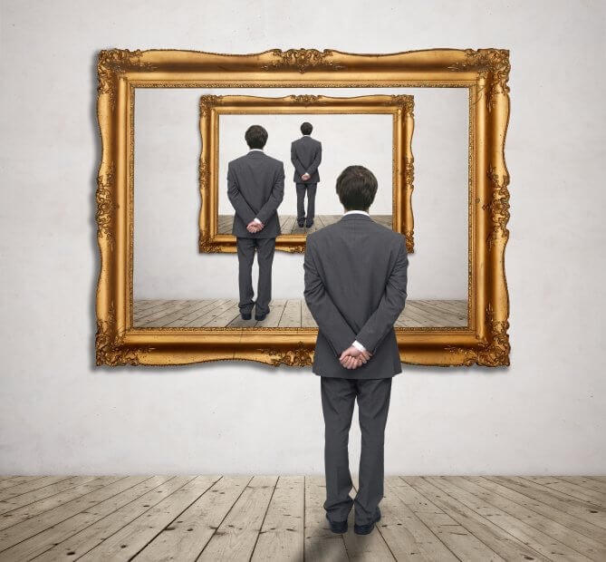 Digitale Revolution: Wie die Blockchain die Kunstwelt verändert Mann steht vor Gemälde sich wiederholend Bild im BIld