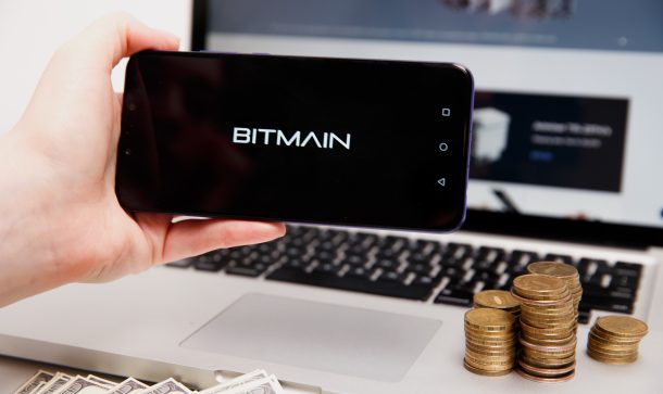 Mining: (Ex-)Bitmain-Angestellte entwenden 10.000 Mining-Geräte Bitmain logo on phone