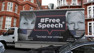 Truck mit Bildern der Whistleblowerin Chelsea Manning und Wikileaks-Gründer Julien Assange