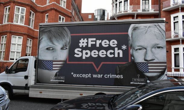 Mundschutz mit BTC kaufen: WikiLeaks-Shop unterstützt Bitcoin Lightning Truck mit Bildern der Whistleblowerin Chelsea Manning und Wikileaks-Gründer Julien Assange