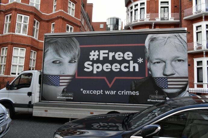 Truck mit Bildern der Whistleblowerin Chelsea Manning und Wikileaks-Gründer Julien Assange