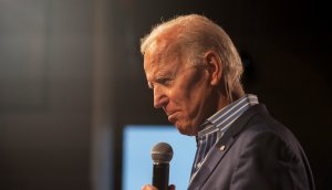 Joe Biden am Mikrofon