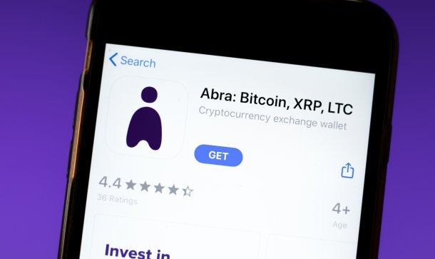 Abra: US-Behörden ergreifen Maßnahmen gegen SWAP-Angebote Abra Bitcoin app mobile logo close-up on screen display