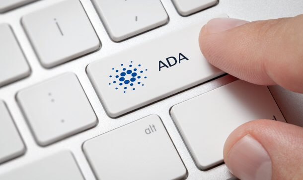Cardano Staking kommt auf Coinbase – starke Woche für ADA-Kurs Shift-Taste mit Cardano-Logo und ADA-Beschriftung
