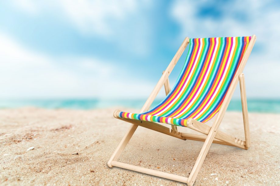 Bitcoin im Sommerloch? 5 BTC-News, die es in sich haben Liegestuhl am Strand.