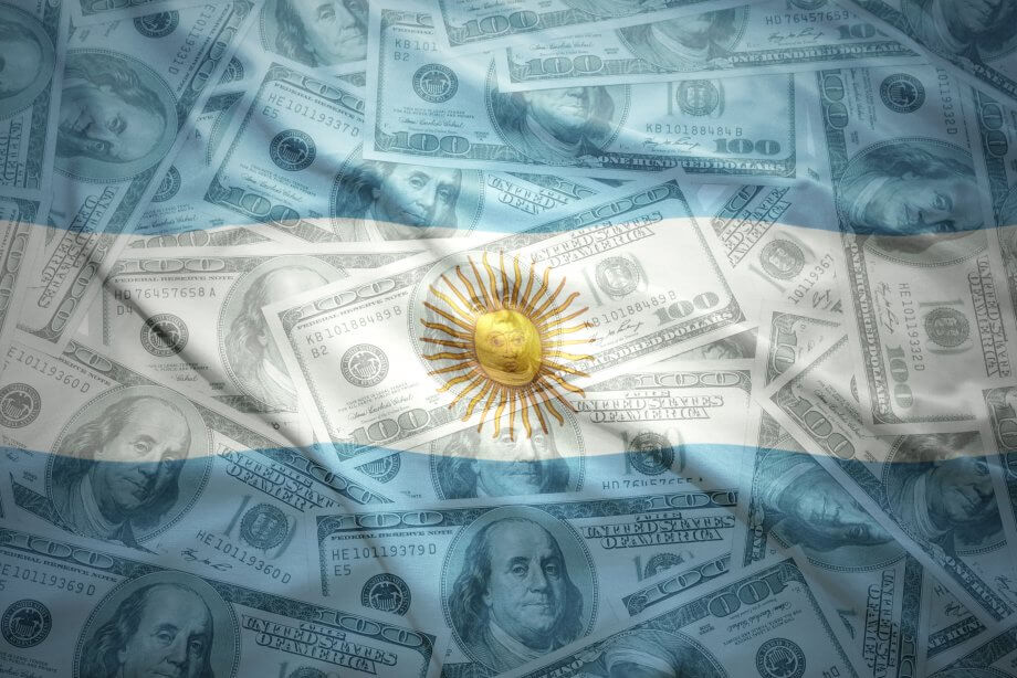 Bitcoin-Allzeittradinghoch durch Hyperinflation in Argentinien colorful waving argentinean flag on a american dollar money background