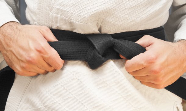 Knockout? Jiu-Jitsu-Champion verliert Bitcoin mensch-zieht-schwarzen-gürtel-zu