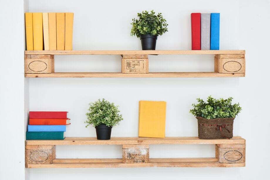 5 Bitcoin-Bücher, die in keinem Regal fehlen sollten Bücher auf einem Regal.