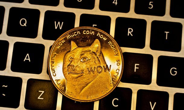 Dogecoin: CEO von Compound investiert in Meme Coin nach TikTok-Video Kryptowährung physisches Gold-Dogecoin-Geld.