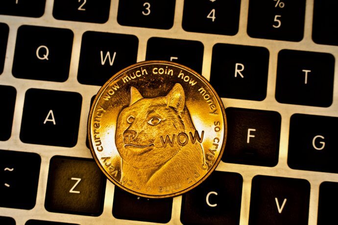 Kryptowährung physisches Gold-Dogecoin-Geld.