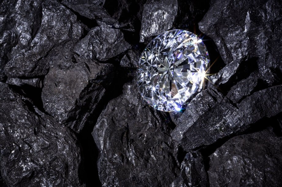 NFT: Diamanten auf der Ethereum-Blockchain Ein einziger Einzelhändler Diamond in einigen Stücken Kohle.