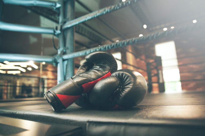 Boxhandschuhe im Ring.