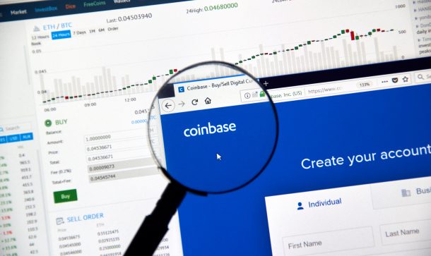 Anreizsystem: Der Exchange Coinbase will DAI-Holder belohnen Coinbase cryptocurrency exchange website under magnifying glass