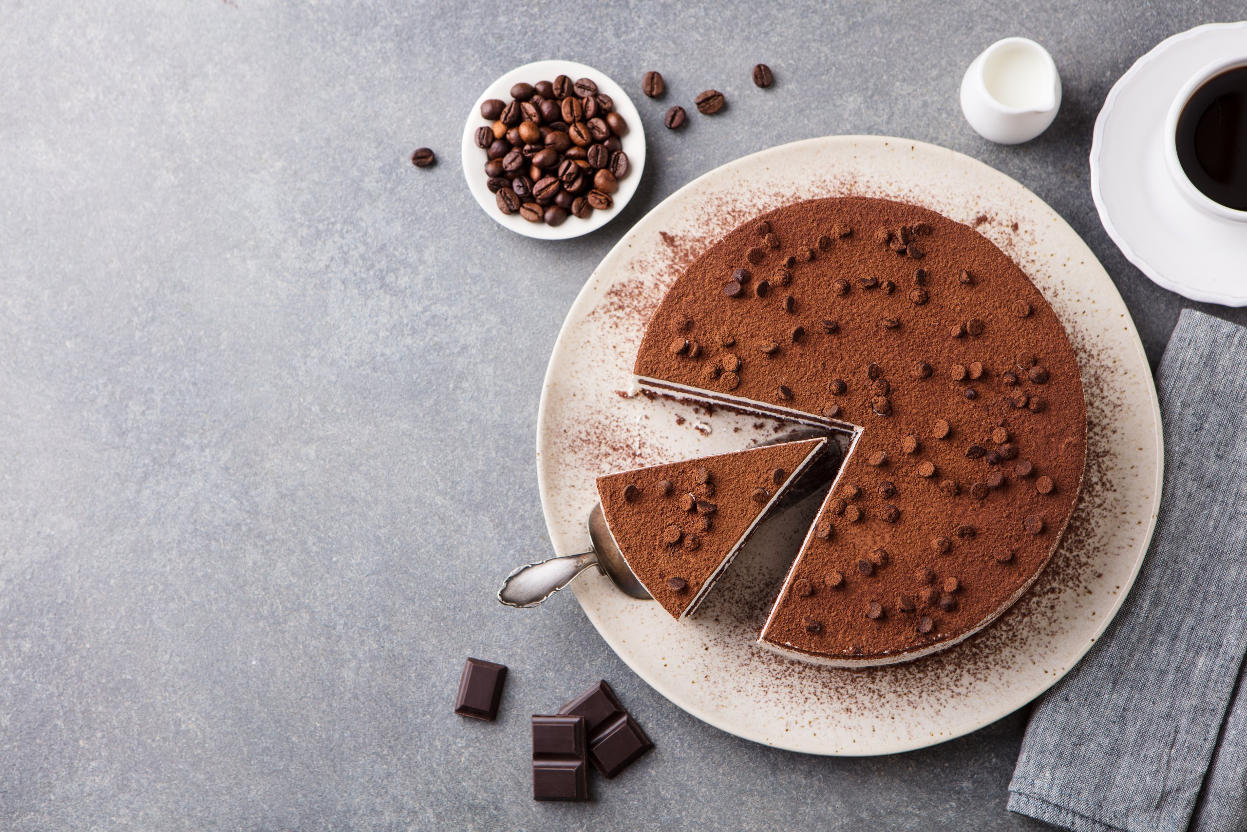 ein schoko kuchen von dem ein stück rausgeschnitten ist