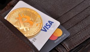 geldbörse-mit-visa-karte-und-bitcoin-münze