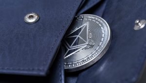 Ethereum Münze guckt aus einer Geldbörse hervor