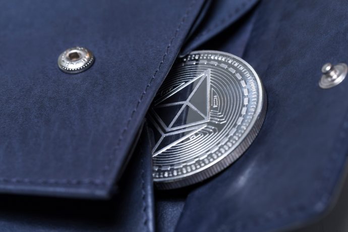 Ethereum Münze guckt aus einer Geldbörse hervor