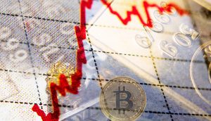 DIe Grafik zeigt einen Kursanstieg, sowie einen Bitcoin und einen Goldbarren.
