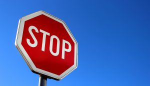 Stopschild symbolisiert Verbot von Binance