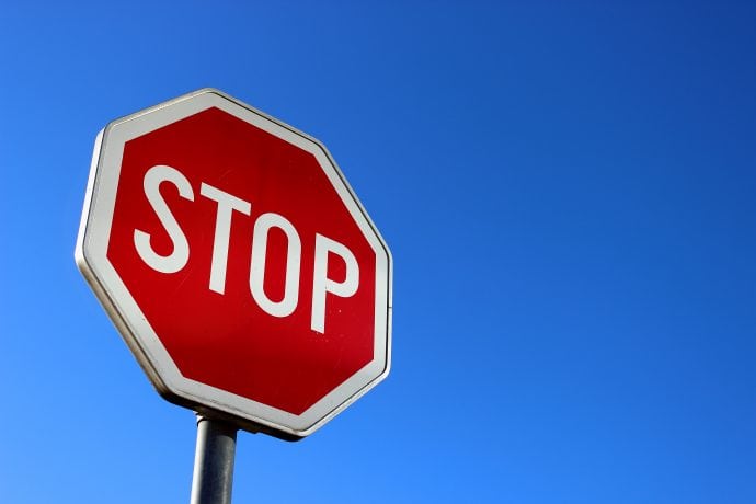 Stopschild symbolisiert Verbot von Binance