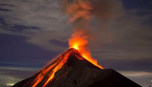 Lava steigt aus Vulkan hervor