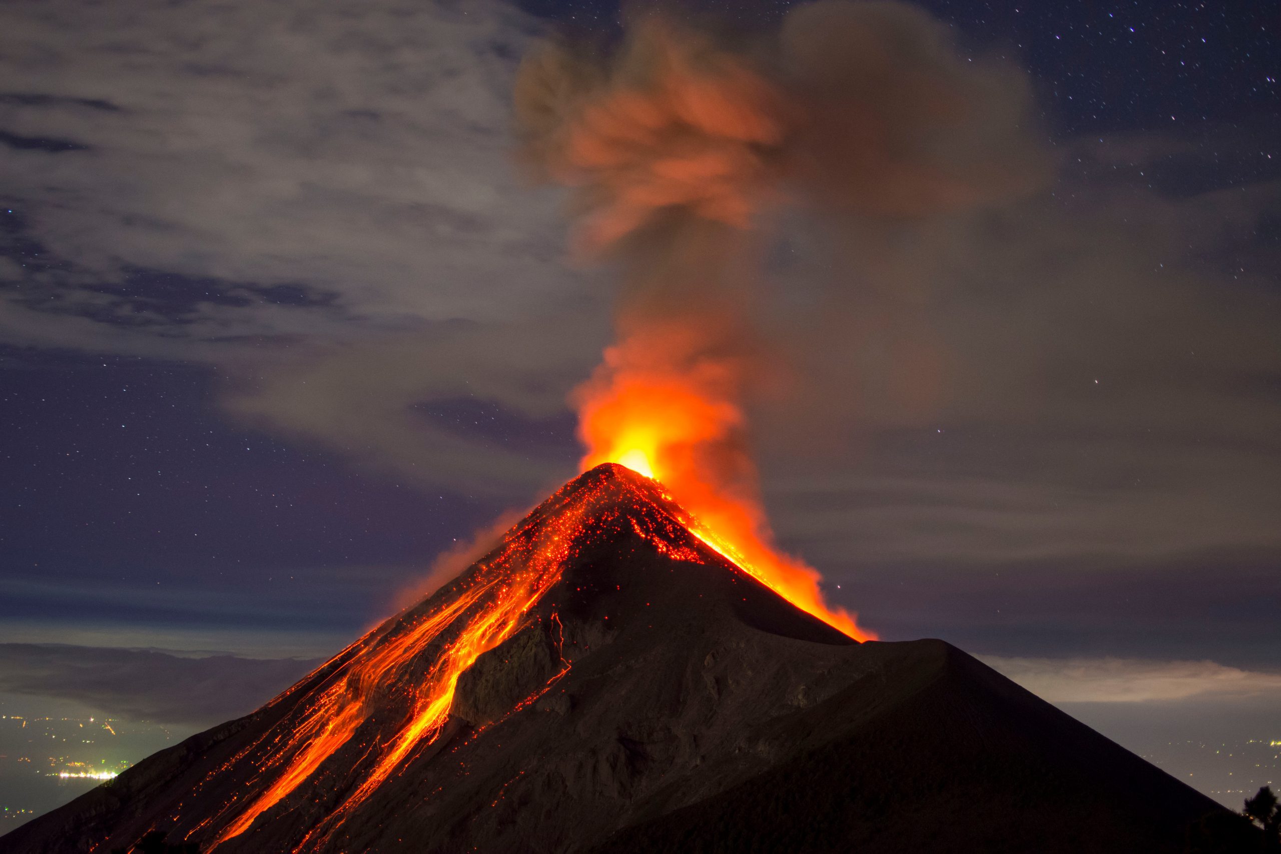 Lava steigt aus Vulkan hervor