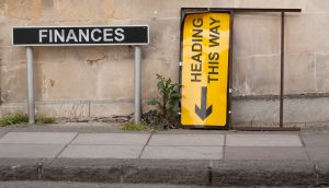 Bankenkrise wird durch zwei Straßenschilder verkörpert.