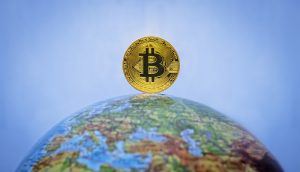Bitcoin-Münze auf Globus
