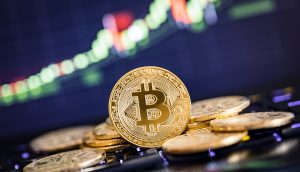 bitcoin-münze-vor-einer-chart