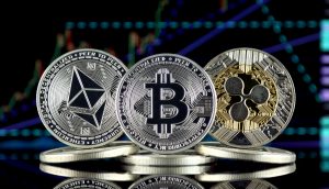 Bitcoin-, Ripple- und Ethereum-Münze vor Chart