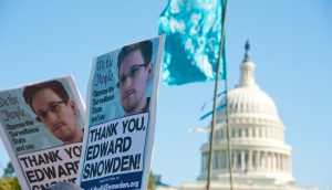 Protestschilder mit der Aufschrift „Danke, Edward Snowden“ vor dem Kapitol in Washington