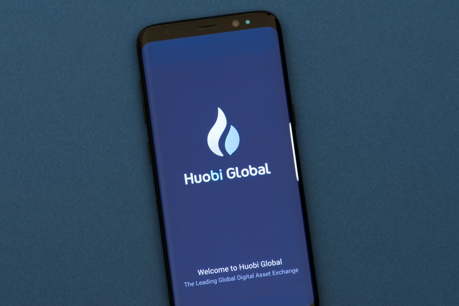 Blockchain-Riese Huobi Group plant Millionen-Investments in DeFi Smartohone zeigt Huobi-Logo