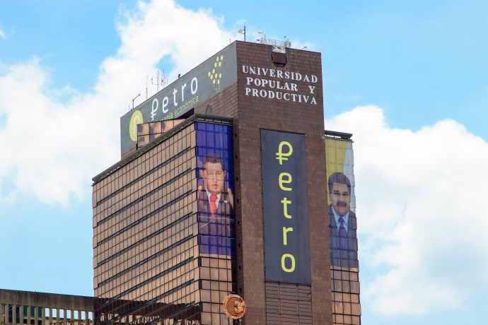 Petro-Schriftzug auf einer Fassade in Venezuela